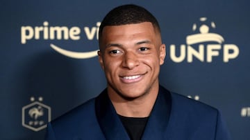Kylian MBappe posando sonriente.