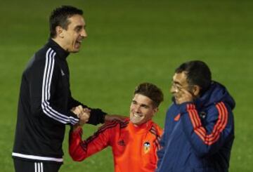 Neville durante el primer entrenamiento con el Valencia el 7 de diciembre de 2015. 