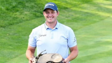 SILVIS, ILLINOIS - JULY 09: Sepp Straka of Austria poses with the trophy after winning the John Deere Classic at TPC Deere Run on July 09, 2023 in Silvis, Illinois.   Michael Reaves/Getty Images/AFP (Photo by Michael Reaves / GETTY IMAGES NORTH AMERICA / Getty Images via AFP)