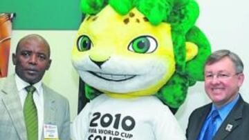 <b>EN BARCELONA. </b>El embajador surafricano (izquierda), la mascota y el ministro van Schalwyk.