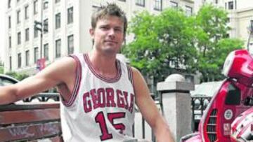 <b>EL '15' DE GEORGIA. </b>Jan Goscinski posa en la calle Alcalá enfundado en la camiseta de Georgia, el equipo en el que jugó en la 93-94.
