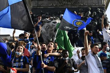 Cientos de personas, sin ninguna distancia de seguridad, celebran en la Piazza Duomo de Milán el campeonato de la liga italiana.