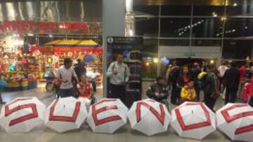 Cerca de 100 hinchas despidieron a Santa Fe en el aeropuerto.