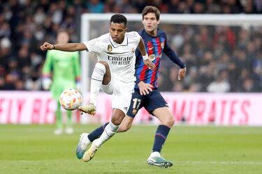 Rodrygo controla la pelota en un momento de la segunda parte del encuentro.