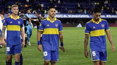 Boca Juniors' footballers leave the field after losing 1-0 against Estudiantes during the Argentine Professional Football League Tournament 2023 match between Boca Juniors and Estudiantes at La Bombonera stadium in Buenos Aires, on April 15, 2023. (Photo by ALEJANDRO PAGNI / AFP)