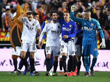 Los jugadores del Valencia celebraron la clasficación para la final de la Copa del Rey. En la imagen, Dani Parejo, Rodrigo Moreno y Jaume Domenech.