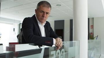 Lucas Alcaraz, entrenador del Granada, posando para AS.