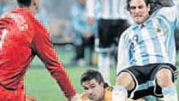 <b>¡PENALTI! </b>Messi es derribado, pero el árbitro no señalo el penalti.