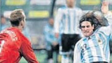 <b>¡PENALTI! </b>Messi es derribado, pero el árbitro no señalo el penalti.