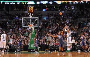 Paul Pierce lanza un triple, una de sus especialidades.