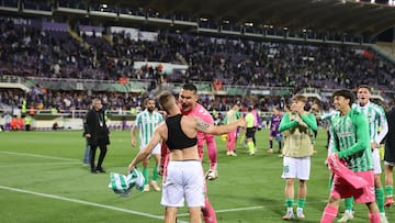 Los jugadores del Betis celebran el pase a la final de la Conference League.