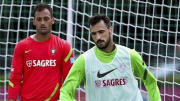 El jugador de la selección portuguesa Hugo Almeida (d) participa en el entrenamiento celebrado en el campo de Opalenica, cerca de Poznan, Polonia.