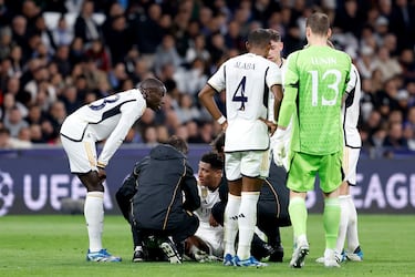 Jude Bellingham es atendido por los servicios médicos del conjunto blanco. El jugador inglés , en una acción en solitario y sin balón,se tuerce el tobillo izquierdo.