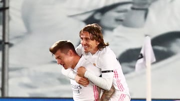 Kroos y Modric celebran un gol con el Real Madrid.
