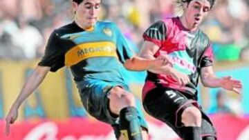 <b>DURA NEGOCIACIÓN.. </b>Bernardello pugna con Riquelme.