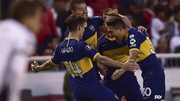 Argentina&#039;s Boca Juniors player Emanuel Reynoso (R) celebrates with teammates after scoring  during a Copa Libertadores football match between Ecuador&#039;s Liga de Quito and Argentina&#039;s Boca Juniors in Quito, Ecuador, on August 21, 2019. (Phot