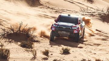 Al Attiyah con el Toyota en la Baja Hail.