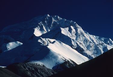 El más bajo de los catorce y el último en ser escalado, en 1964. Su nombre significa “Cresta de pastos” y, pese a su altura menor, guarda toda la grandeza del Himalaya.