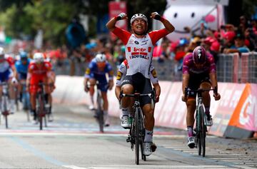 El ciclista australiano Caleb Ewan gana al esprint la octava etapa de la ronda italiana de 239 km entre las localidades de Tortoreto Lido y Pesaro.