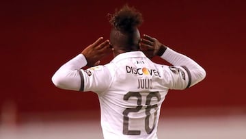 JJPANA4336. QUITO (ECUADOR), 22/09/2020.- Jhojan Julio Palacios (d) de LDU de Quito celebra un gol hoy, en un partido del grupo D de la Copa Libertadores entre LDU Quito Sao Paulo FC en el estadio de LDU Quito en Quito (Ecuador). EFE/Jos&eacute; J&aacute;