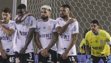 Gustavo Henrique, bajo los palos, sustituyendo a Cassio.