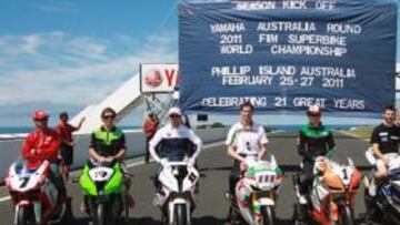 <b>PREPARADOS. </b>Checa, Vermeulen, Corser, Xaus, Biaggi, Fabrizio, Melandri y Smrz están a punto.