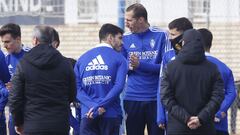 Petrovic, en el centro de la imagen, antes de comenzar el entrenamiento de esta ma&ntilde;ana.