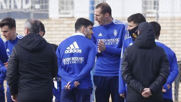 Petrovic, en el centro de la imagen, antes de comenzar el entrenamiento de esta mañana.