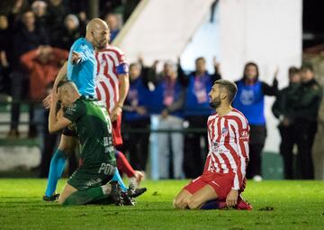 El árbitro, González Fuertes, señala penalti por un derribo a Yannick Carrasco mientras Pol Bueso, se lleva las manos a la cabeza.