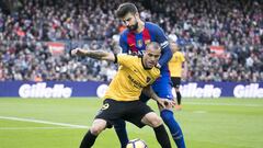 Sandro pugna por un bal&oacute;n con Piqu&eacute;.