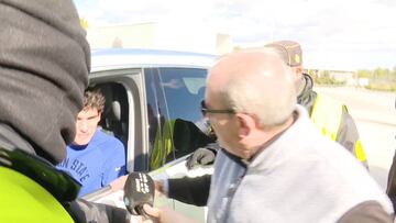 Vallejo paró a hacerse fotos con los niños y un señor la pagó con él