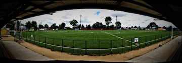 Deportes Temuco y Unión Temuco han jugado como local en estadio ubicado en Padre Las Casas, que recuerda a los viejos estadios sureños: de lata y madera, con lluvia, y todos resguardados bajo techo.