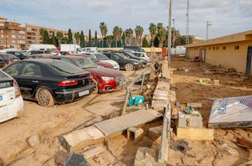 Barro, escombros y coches en las instalaciones. 