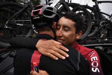 Egan Bernal se convirtió en el tercer colombiano de toda la historia en vestir el Mailot amarillo. Emotivo momento del nacido en Zipaquirá. 