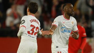 SEVILLA, 02/12/2024.- El delantero del Sevilla Dodi Lukébakio celebra con José Ángel Carmona (i) tras marcar ante Osasuna, durante el partido de LaLiga que Sevilla FC y CA Osasuna disputan este lunes en el estadio Ramón Sánchez-Pizjuán. EFE/José Manuel Vidal