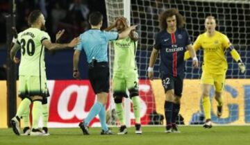 Los jugadores del City protestaan el penalti pitado por el árbitro Milorad Mazic.