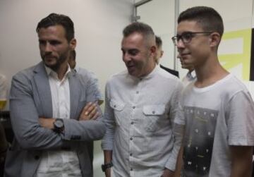 La inauguración de RR Soccer Management Agency en Sevilla contó con la presencia de Sergio Ramos y numerosas personalidades del mundo del fútbol.