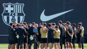 Los jugadores del FC Barcelona durante el entrenamiento del equipo en las instalaciones de la Ciudad Deportiva Joan Gamper.