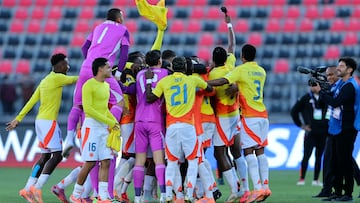 Colombia's forward #21 Neiser Villarreal celebrates with teammates after scoring a goal during the 2025 FIFA U-20 World Cup quarter-final football match between Spain and Colombia at the Fiscal Stadium in Talca, Chile on October 11, 2025. (Photo by Javier TORRES / AFP)