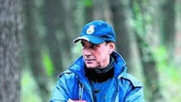 <b>ATENTO. </b>Portugal, observando el entrenamiento de ayer de su plantilla en los pinares de Liencres.