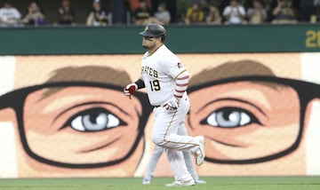 El bateador de los Piratas de Pittsburgh Daniel Vogelbach recorre las bases con un home run solitario contra los Yankees de Nueva York durante la segunda entrada en el partido de la liga estadounidense de béisbol (MLB) disputado en el PNC Park de Pensilvania (EE UU). El rostro del cartel publicitario parece seguir la jugada con atención.