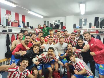 La plantilla del Barbastro celebra su pase en la Copa ante el Amorebieta.