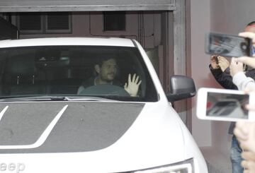 Mateu Alemany saliendo de las oficinas del Valencia tras su reunión con Anil Murthy.