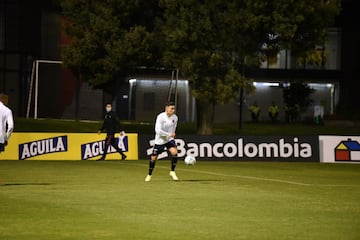 Aldair Quintana, Camilo Vargas, Stefan Medina, Yerry Mina, William Tesillo, Yerson Candelo, Matheus Uribe, Wilmar Barrios, Gustavo Cuéllar, Jefferson Lerma, Juan Guillermo Cuadrado, Juan Fernando Quintero, Luis Díaz, Roger Martínez y Falcao García fueron los 15 jugadores que tuvo Rueda a disposición para la práctica que inició cerca de las seis de la tarde en la sede de la FCF en la capital de la República.