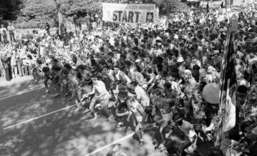 Momento de la salida desde Central Park de la Maratón de 1975. Sería la última edición que se disputaría en el famoso parque debido a la gran asistencia de público. 
