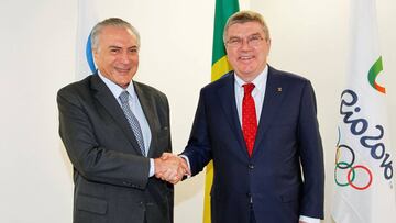 Michel Temer y Thomas Bach se saludan durante la visita al Parque Ol&iacute;mpico de los Juegos Ol&iacute;mpicos de R&iacute;o de Janeiro 2016.