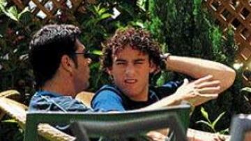 <b>ÚLTIMAS DELIBERACIONES</B>. Milito conversa con Hugo Issa y Fernando González en la terraza del Meliá Fénix.