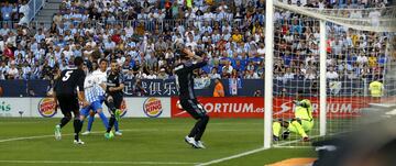 Mayo de 2017. El Real Madrid gana su título de Liga número 33 en el estadio de La Rosaleda tras ganar al Málaga 0-2. En la imágen, Benzema marcando el 0-2..