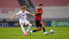 Edgar Pujol disputa un balón con la Sub-19 ante Noruega.