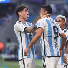 AMDEP1635. SANTIAGO DEL ESTERO (ARGENTINA), 23/05/2023.- Alejo Veliz (d) de Argentina celebra su gol hoy, en un partido del grupo A de la Copa Mundial de Fútbol sub-20 entre Argentina y Guatemala en el estadio Único de Ciudades en Santiago del Estero (Argentina). EFE/ Juan Ignacio Roncoroni